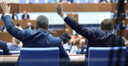 Парламентът забрани вейповете за еднократна употреба и продажбата на енергийни напитки на деца